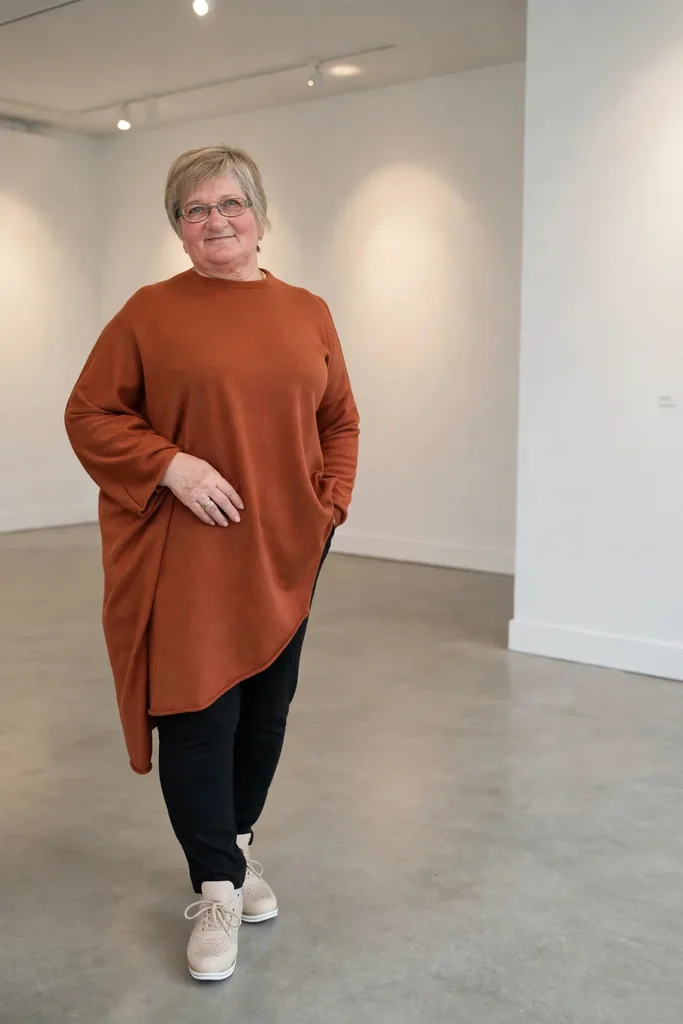 terracotta-tunic-with-sleek-black-trousers